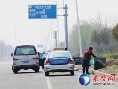 东营东六路绿化用水洗车忙 车辆洁净路边污水满地